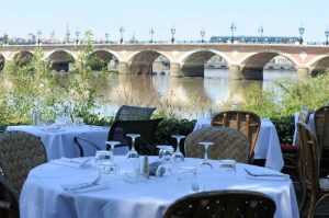 Tables en bord de Garonne